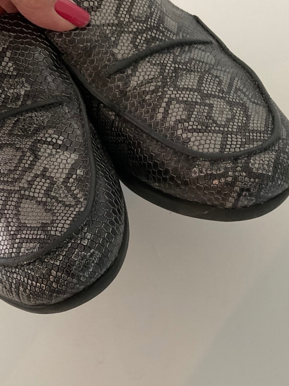 FITFLOP Serene Black/Grey Python Print Leather Mules Sz 9 - Picture 4 of 9